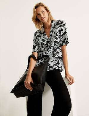 marksandspencer_SS22_T50_2100T_kvetovany top_cerna_1499kc_modelka.jpg